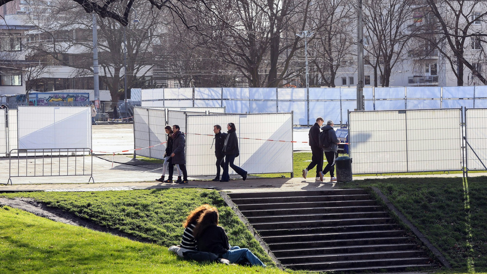 Mit Albdeckplatten und Absperrungen soll der Grüngürtel vor den Feiernden an Karneval geschützt werden.