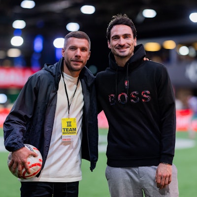 Lukas Podolski (l.) und Mats Hummels, die Präsidenten der Baller League, waren am Montag zu Besuch in der MotorWorld in Köln.