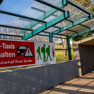 Ein Transparent mit der Aufschrift „Elterntaxis hier halten“.