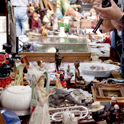Tische mit Trödel