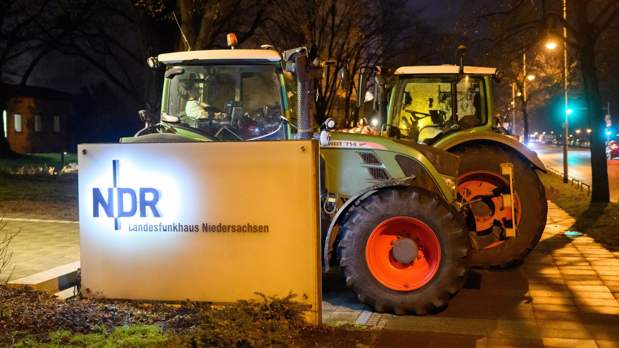 05.02.2024, Niedersachsen, Hannover: Trecker stehen bei einer Demonstration vor dem Landesfunkhaus Niedersachsen des Norddeutschen Rundfunks NDR. Nach Angaben der Protestanmelder protestieren Landwirte und der Mittelstand vor dem NDR stellvertretend für alle Medien. Es wird die Medienberichterstattung über ähnliche Demonstrationen von Landwirten kritisiert. Foto: Julian Stratenschulte/dpa +++ dpa-Bildfunk +++