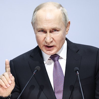 Wladimir Putin hat seine Ziele erneut unterstrichen. Russland befinde sich im „heiligen Kampf“ gegen „Neonazismus“, so der Kremlchef. Seine Drohung hat Putin bereits auf das Baltikum ausgedehnt.