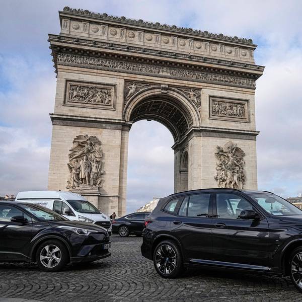SUV fahren auf der Avenue Champs Elysees in der Nähe des Arc de Triomphe.