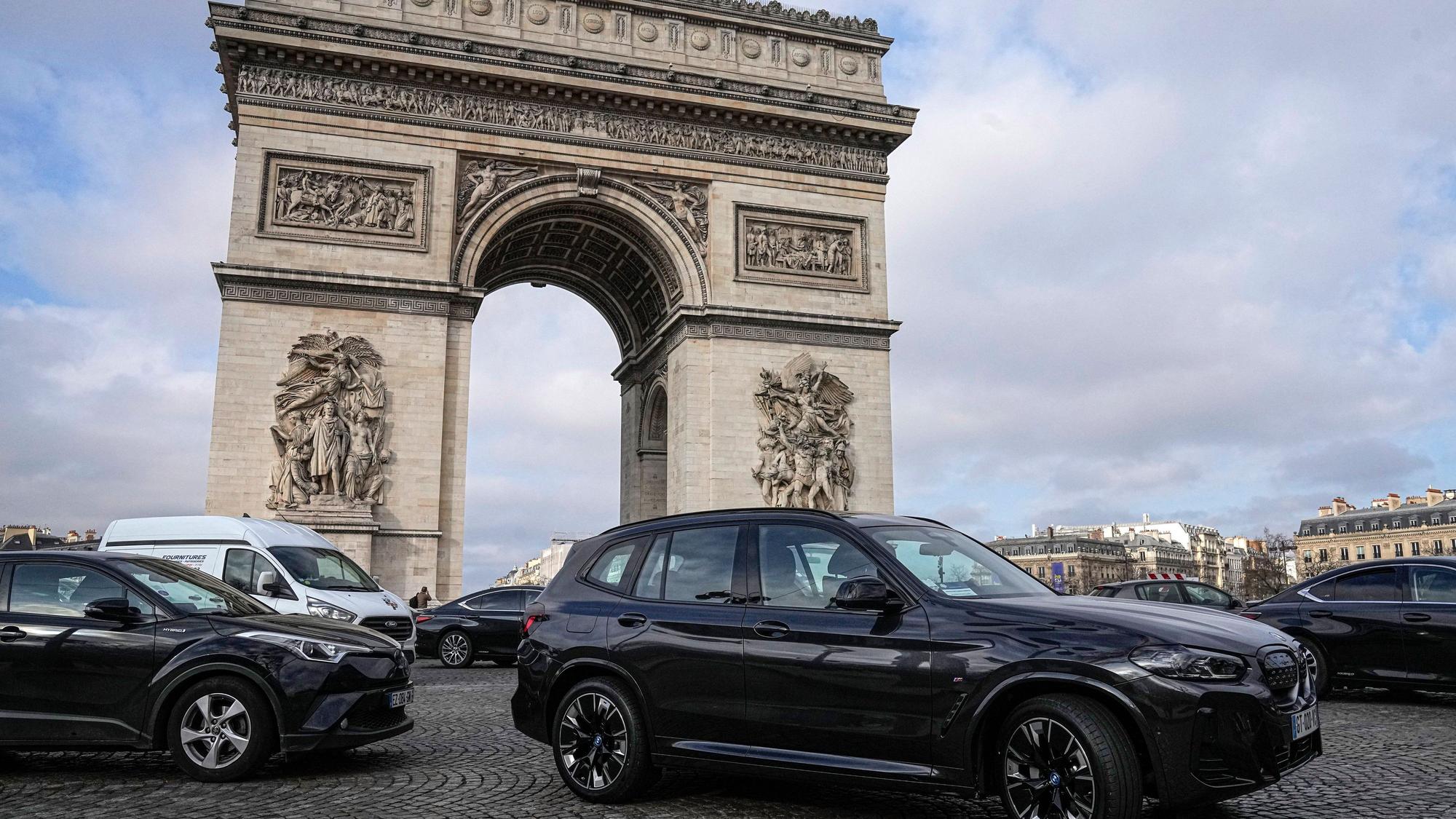 SUV fahren auf der Avenue Champs Elysees in der Nähe des Arc de Triomphe.