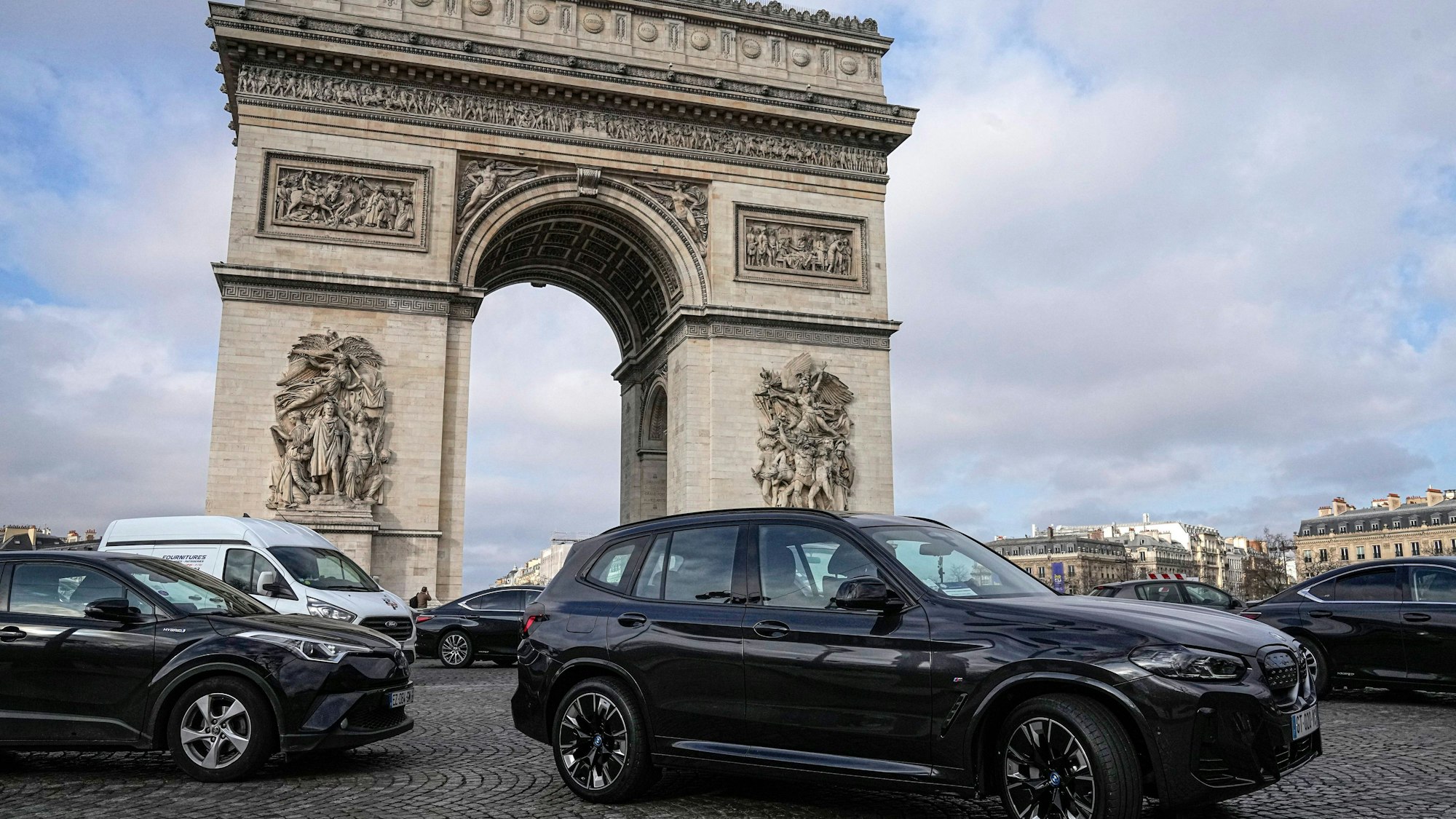 SUV fahren auf der Avenue Champs Elysees in der Nähe des Arc de Triomphe.