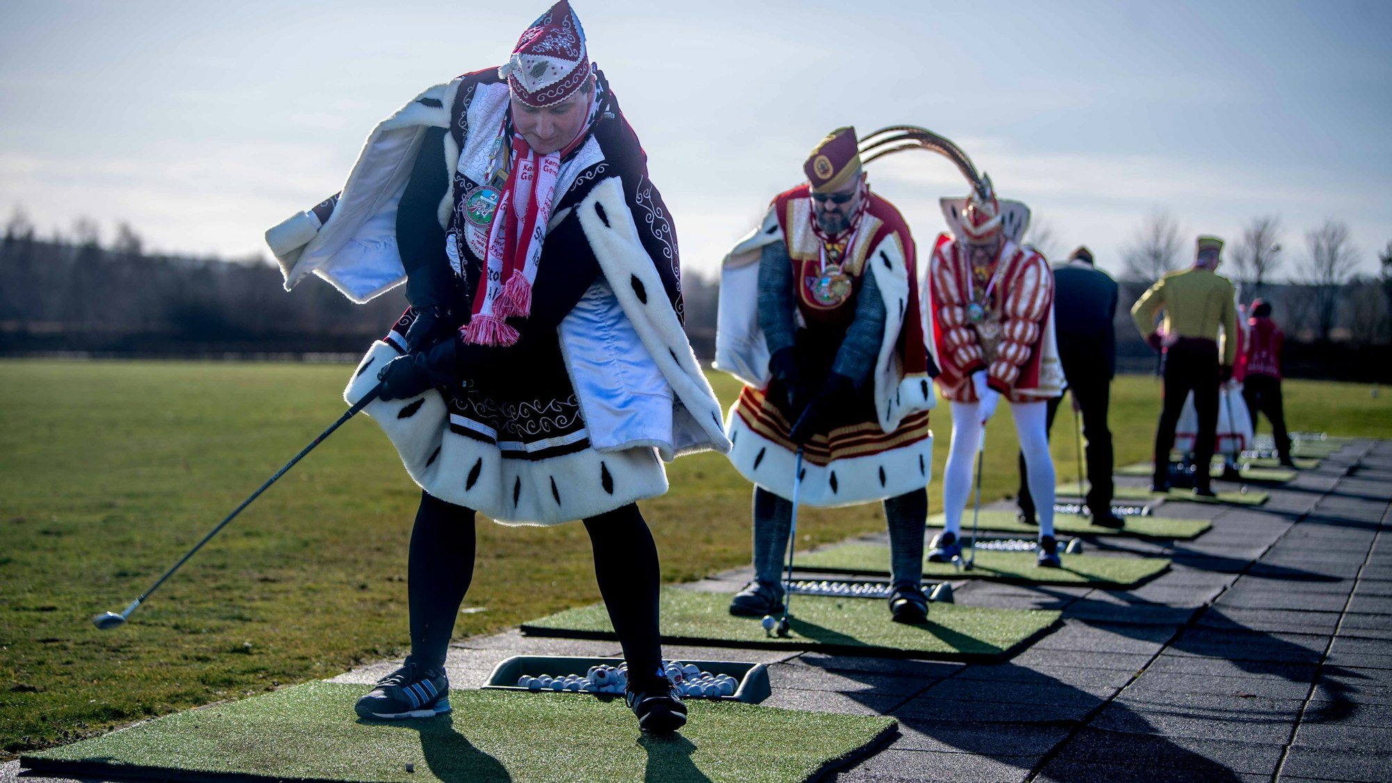 Das Bild zeigt den Stotzheimer Bauern und die Euskirchener Tollitäten beim Abschlag auf dem Golfplatz Burg Zievel.