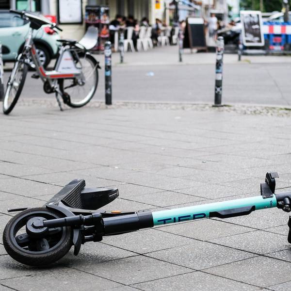 Ein E-Scooter liegt umgekippt mitten auf dem Gehweg (Symbolbild)dpa