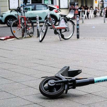 Ein E-Scooter liegt umgekippt mitten auf dem Gehweg (Symbolbild)dpa