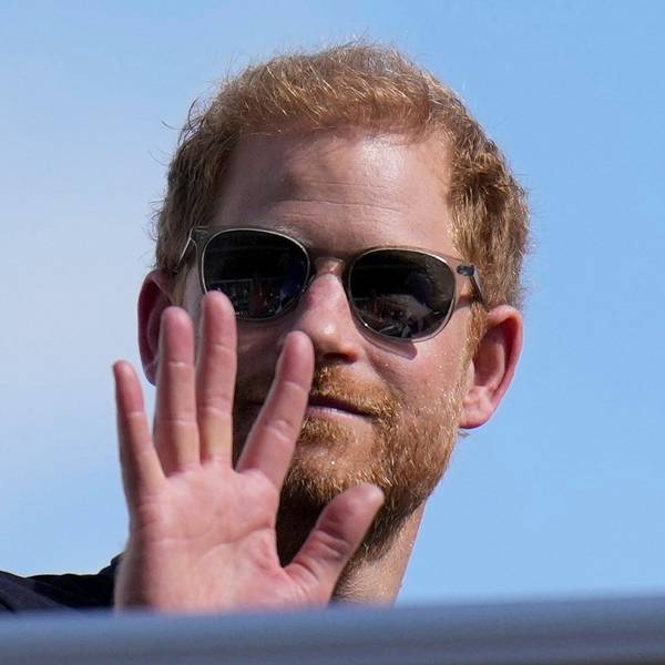 Prinz Harry winkt.