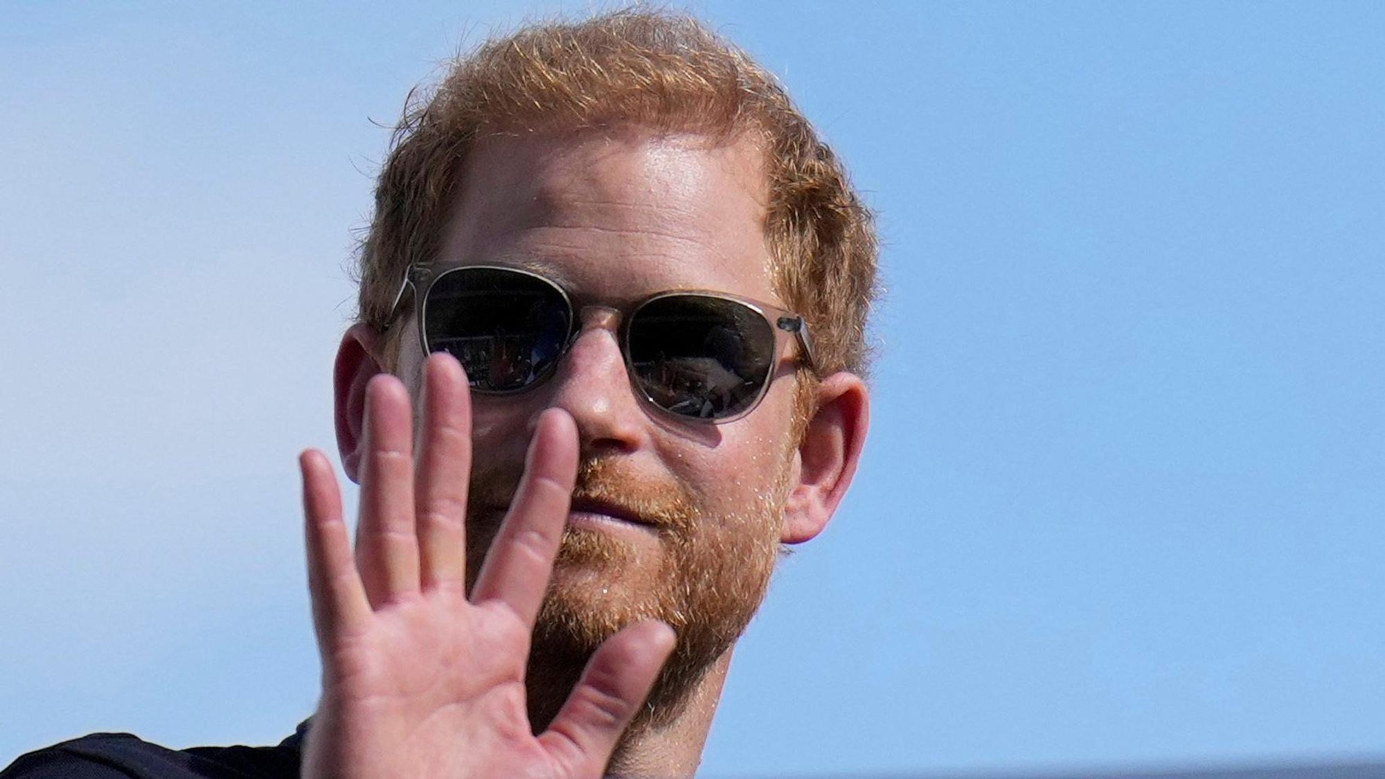 Prinz Harry winkt.