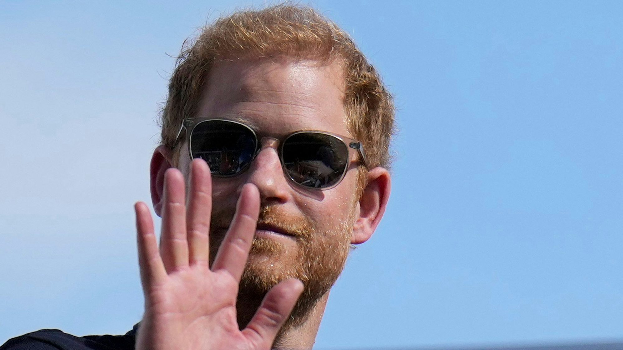 Prinz Harry winkt.