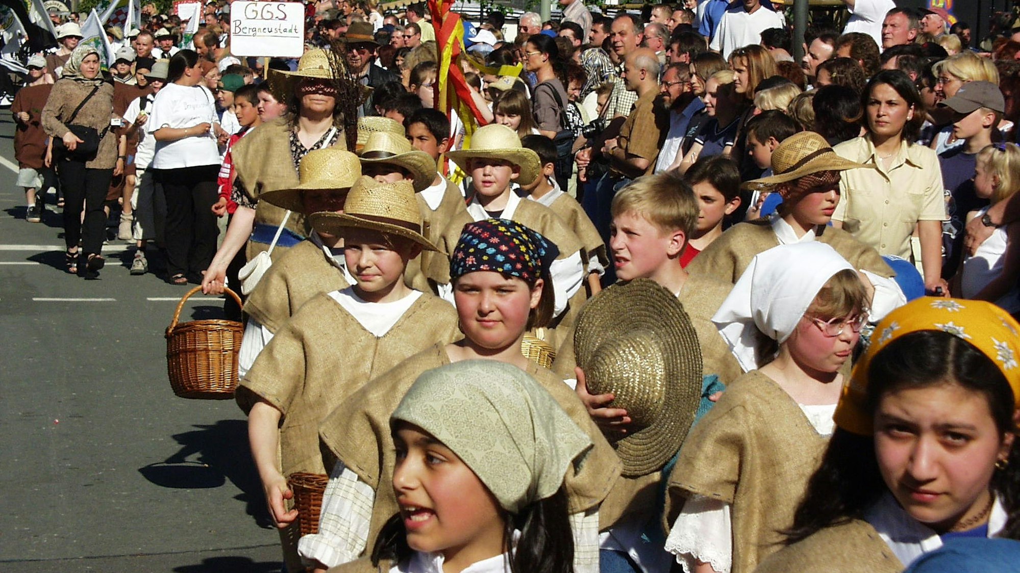 Das Foto zeigt Teilnehmer des Festumzuges zur 700-Jahr-Feier in Bergneustadt im Jahr 2001.