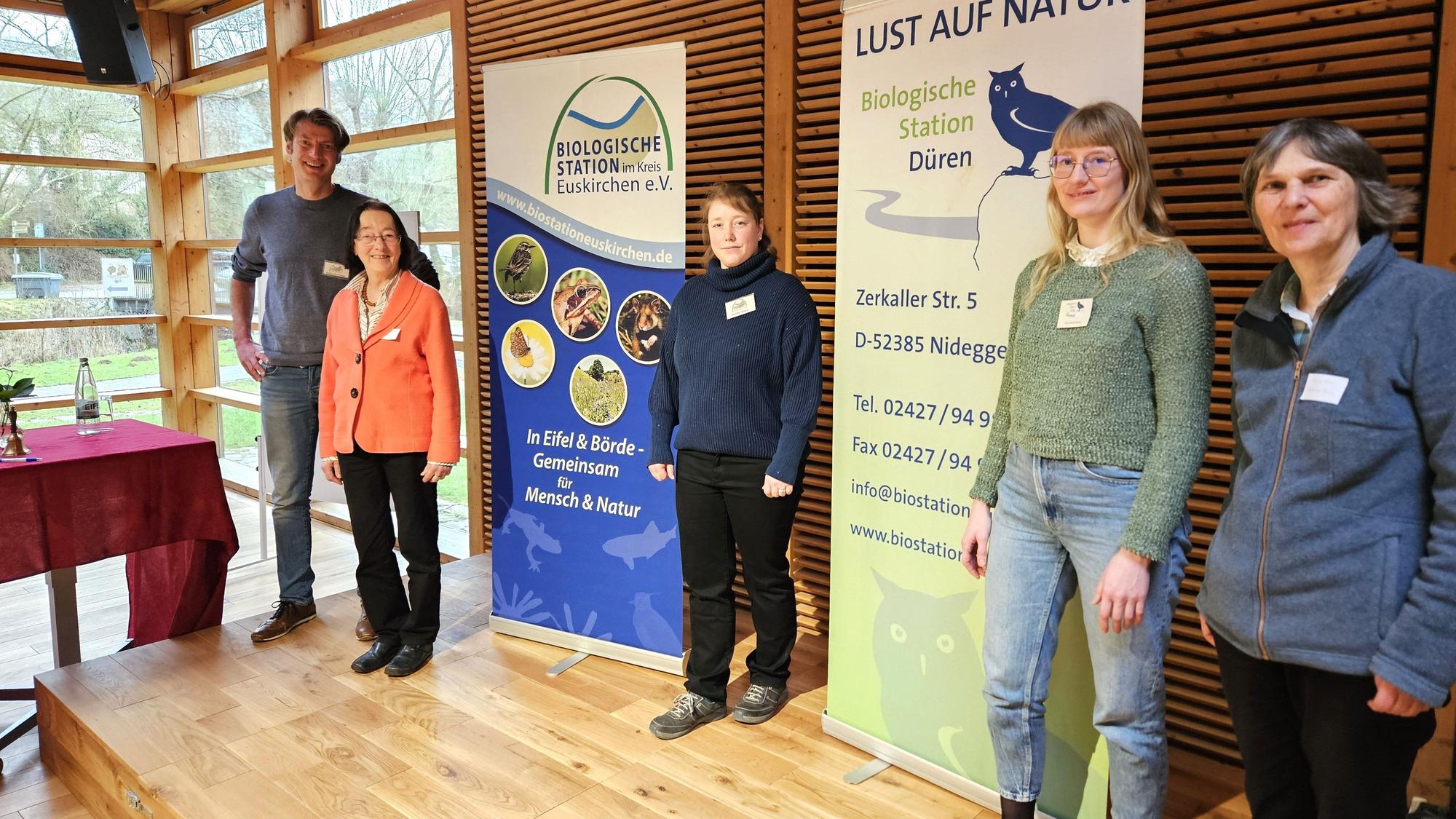 Vier Frauen und ein Mann stehen im Naturzentrum Nettersheim vor Plakaten.