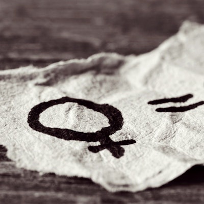 Frauensymbol und Männersymbol auf einem Zettel, dazwischen ein Gleichzeichen