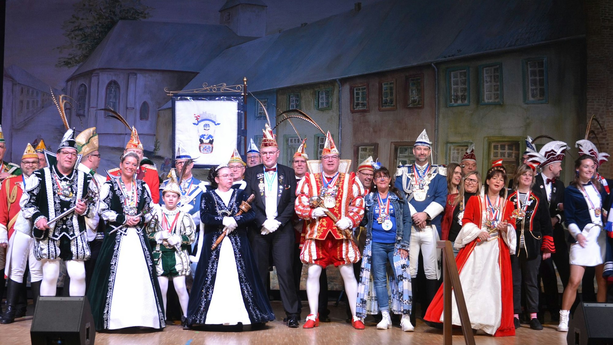 Tollitäten und andere Karnevalisten stehen dicht gedrängt auf der Bühne des Zülpicher Forums.