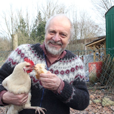 Bernward Geier mit Huhn