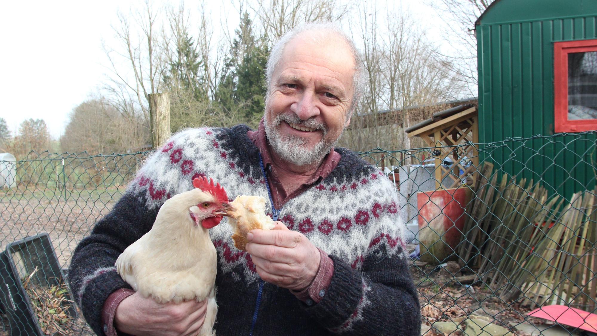 Bernward Geier mit Huhn