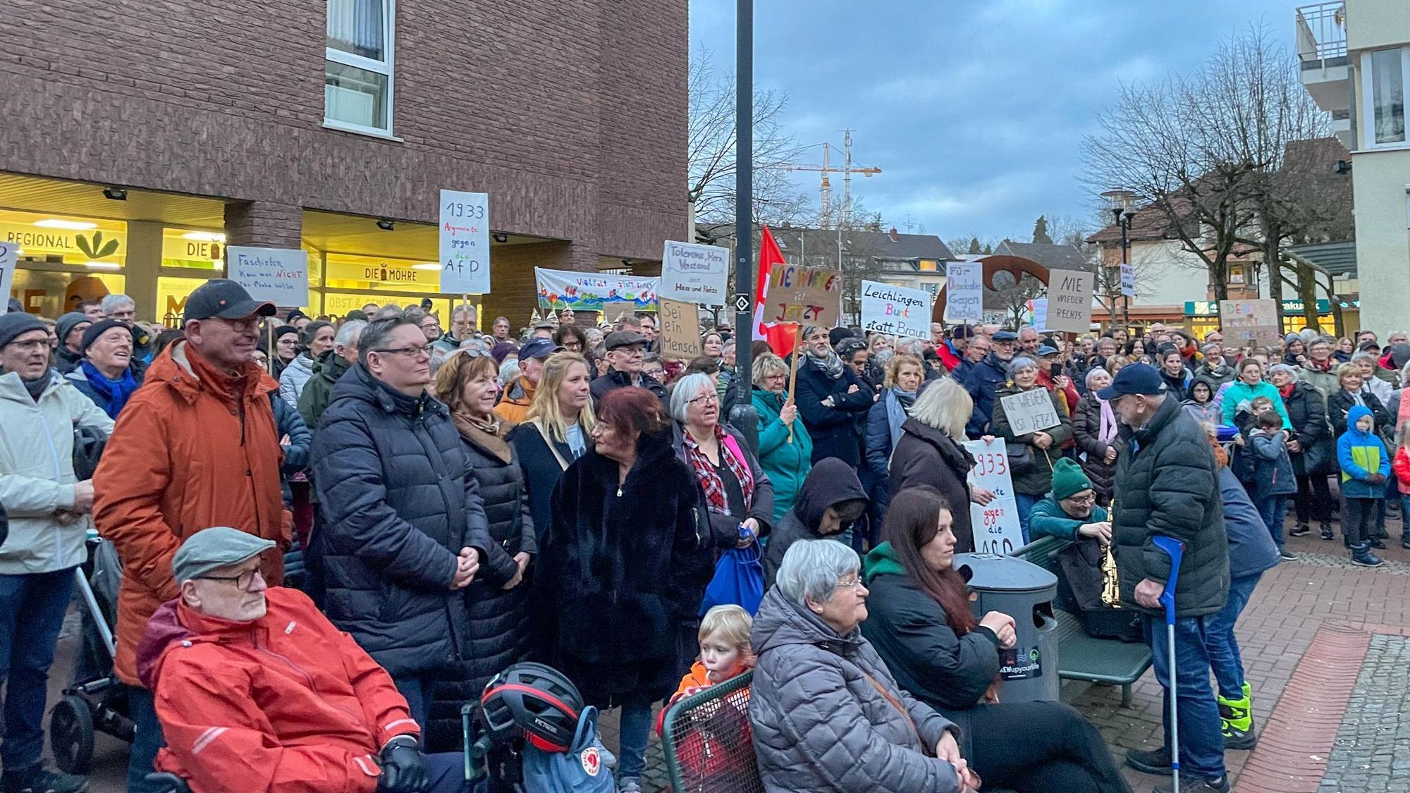 Mehr als 2000 Menschen sind insgesamt auf beiden Leichlinger Demos für Demokratie auf die Straße gegangen.