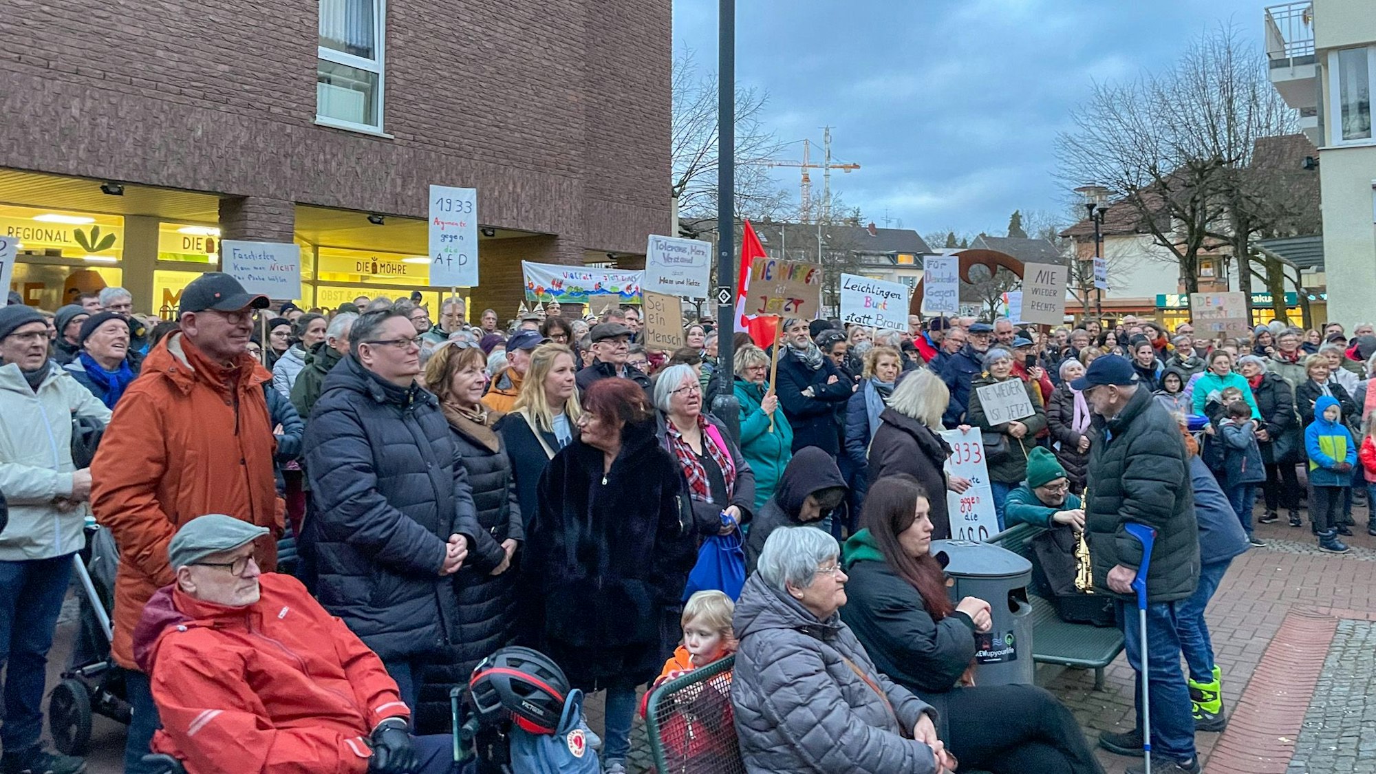 Mehr als 2000 Menschen sind insgesamt auf beiden Leichlinger Demos für Demokratie auf die Straße gegangen.