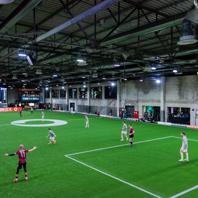 Die Teams von Hollywood United und Golden XI treffen in einem Spiel der Baller League in der Motorworld aufeinander.