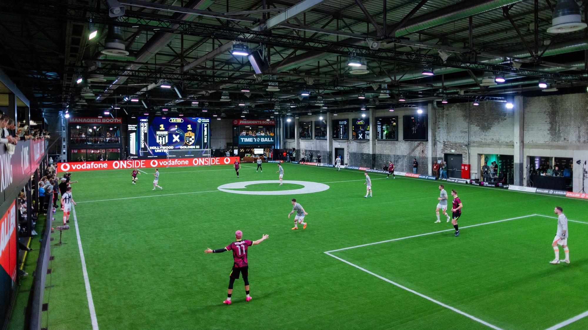 Die Teams von Hollywood United und Golden XI treffen in einem Spiel der Baller League in der Motorworld aufeinander.
