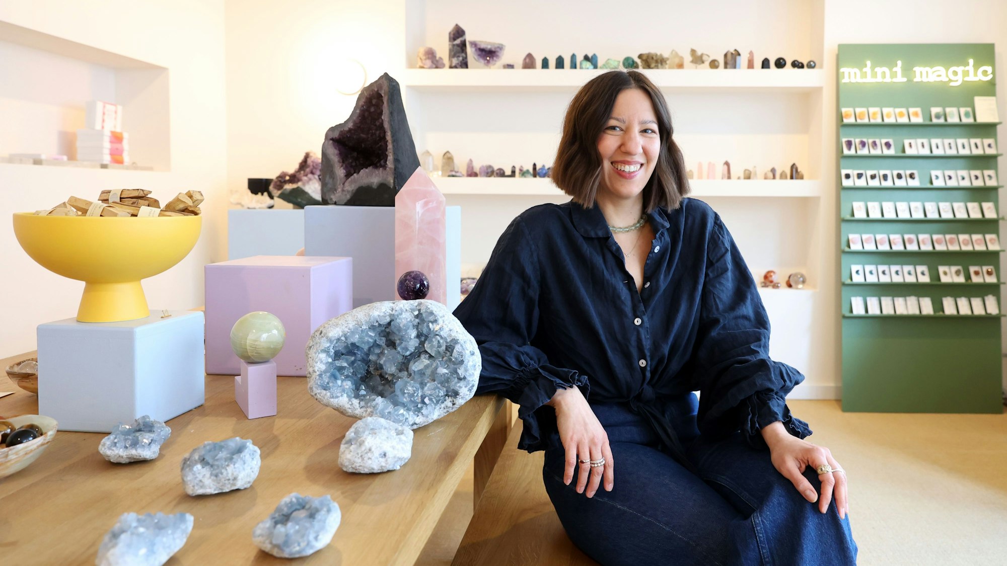 Tina Weidmann mit ihren Kristallen im „Witchlandia“