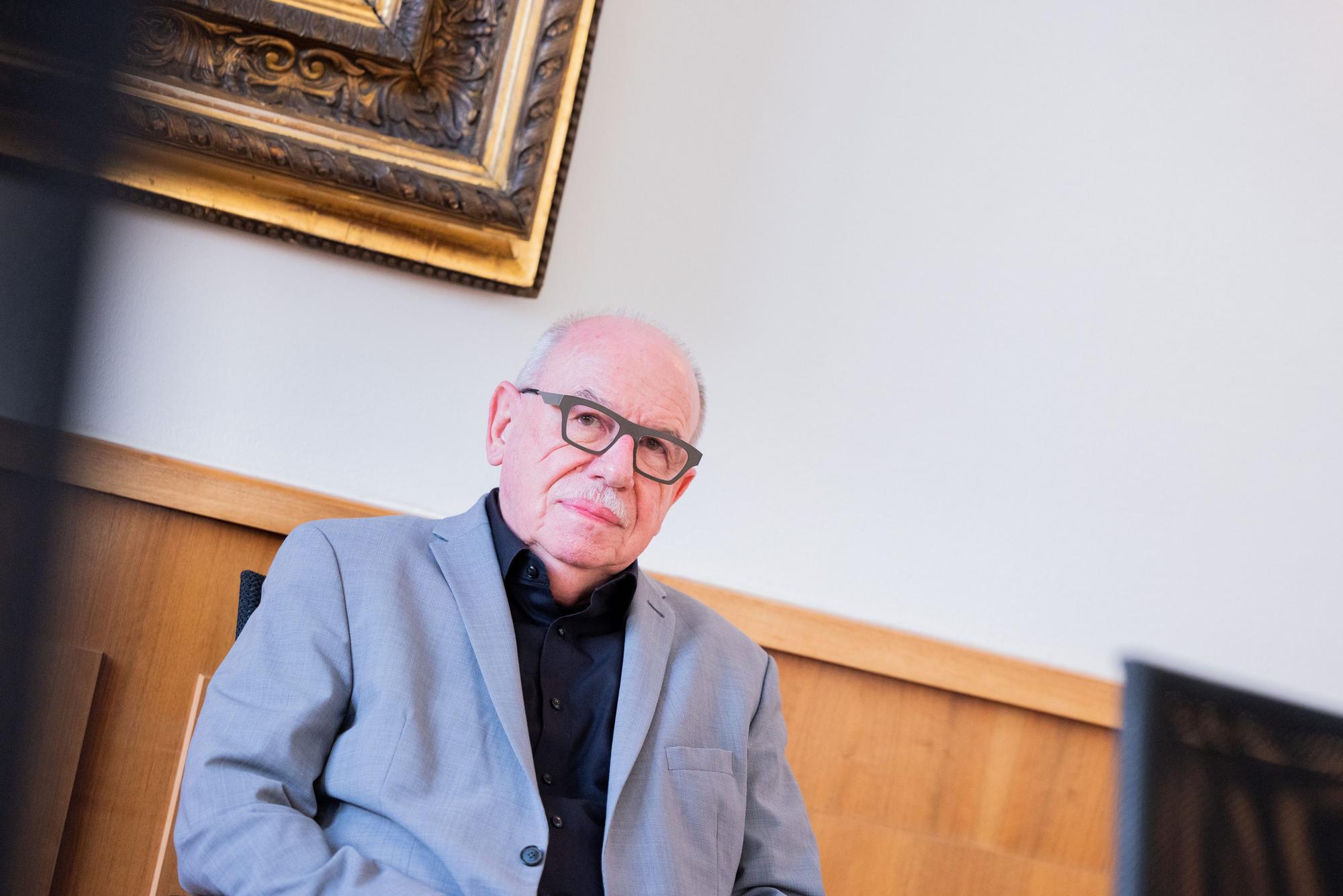 Ghostwriter Heribert Schwan sitzt in einem Gerichtssaal des Oberlandesgerichtes