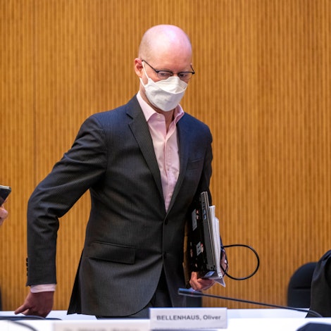 Prozess in München: Oliver Bellenhaus (r), Mitangeklagter im Wirecard-Prozess, geht vor Beginn der Fortsetzung des Prozesses mit seinem Anwalt Nicolas Frühsorger an seinen Platz.