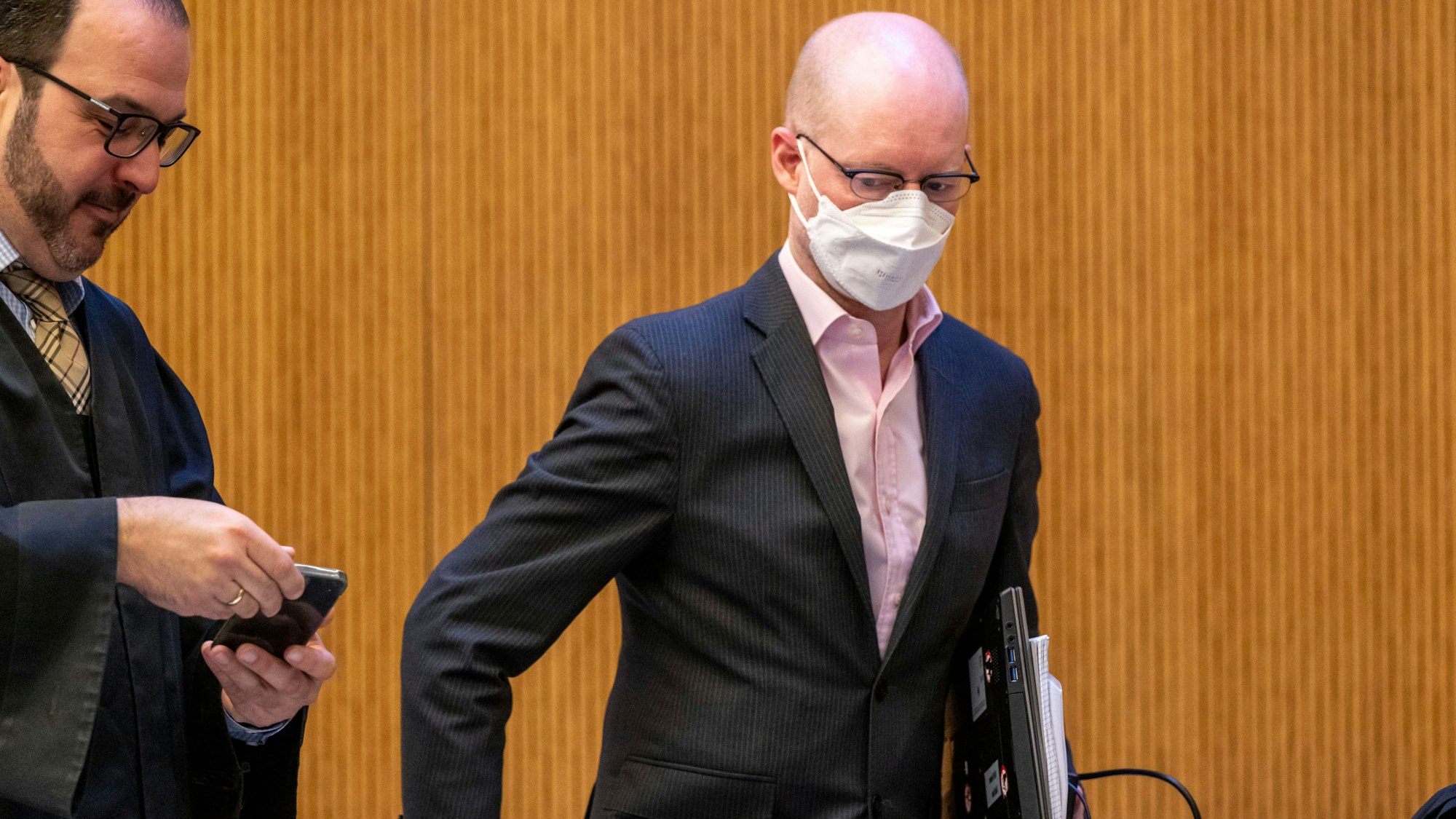 Prozess in München: Oliver Bellenhaus (r), Mitangeklagter im Wirecard-Prozess, geht vor Beginn der Fortsetzung des Prozesses mit seinem Anwalt Nicolas Frühsorger an seinen Platz.