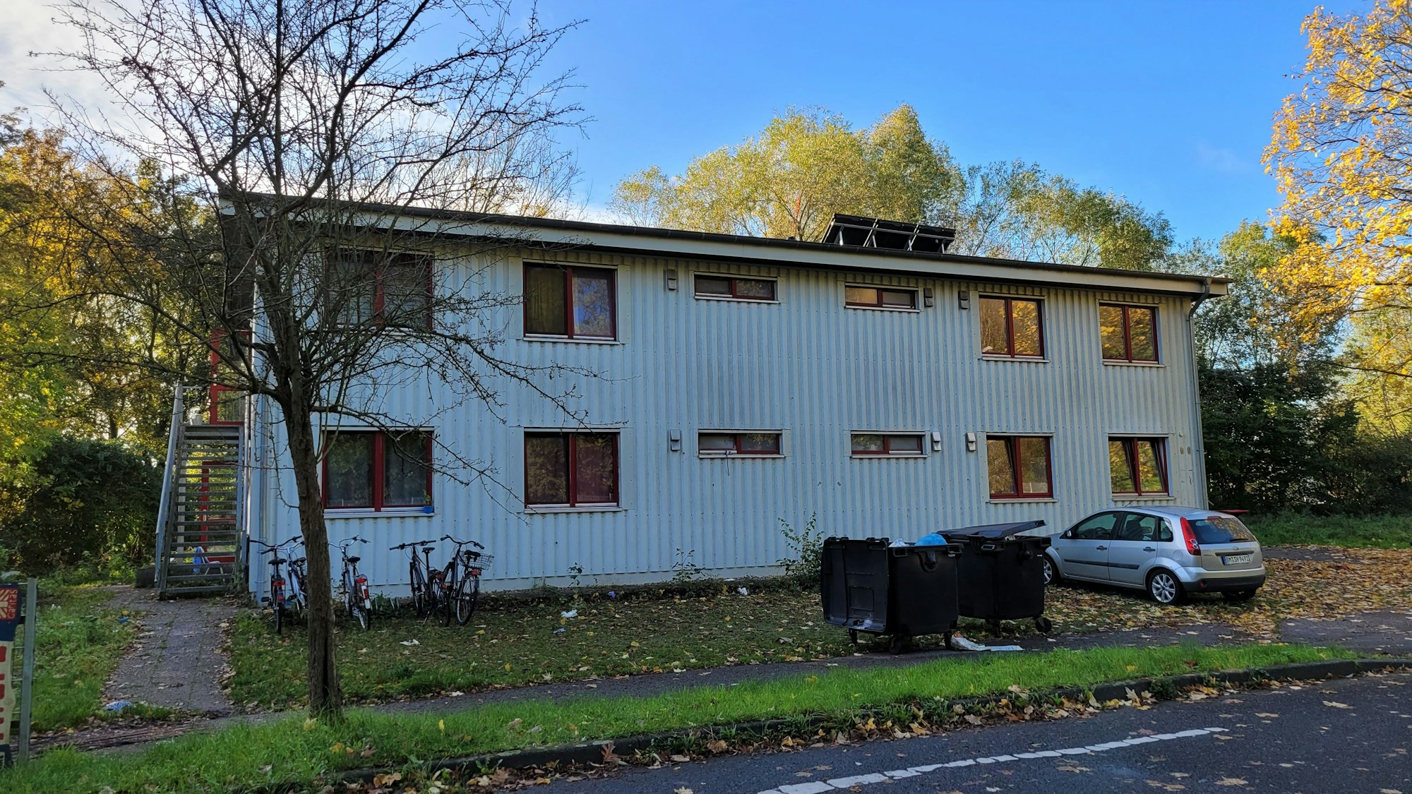 Auf dem Bild ist eine Unterkunft für Geflüchtete zu sehen.