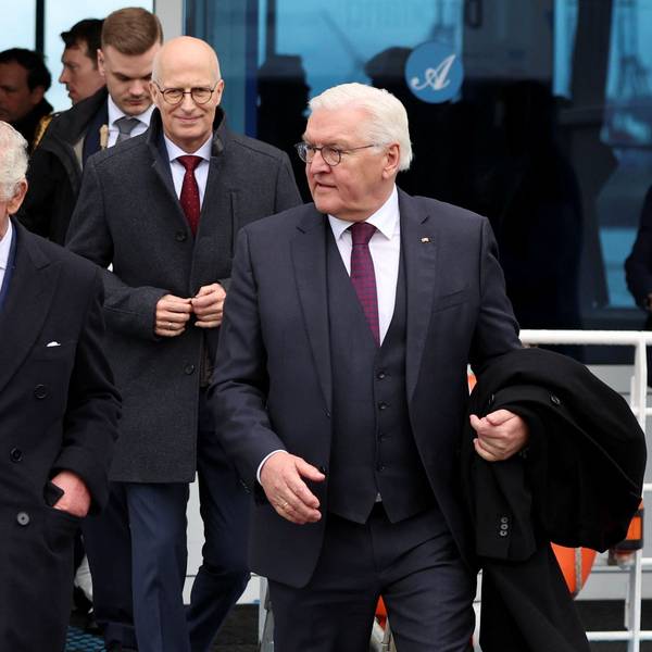 Bundespräsident Frank-Walter Steinmeier und der britische König Charles III. im März 2023 nach einer Hafenrundfahrt in Hamburg.