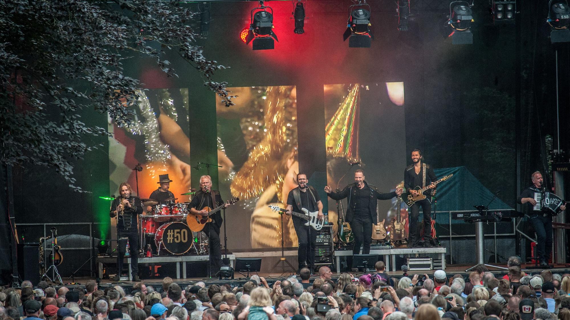 Man sieht die Bühne im Wuppermannpark auf dem Schlebuscher Schützen- und Volksfest. Auf dieser stehen die Höhner und machen Musik.