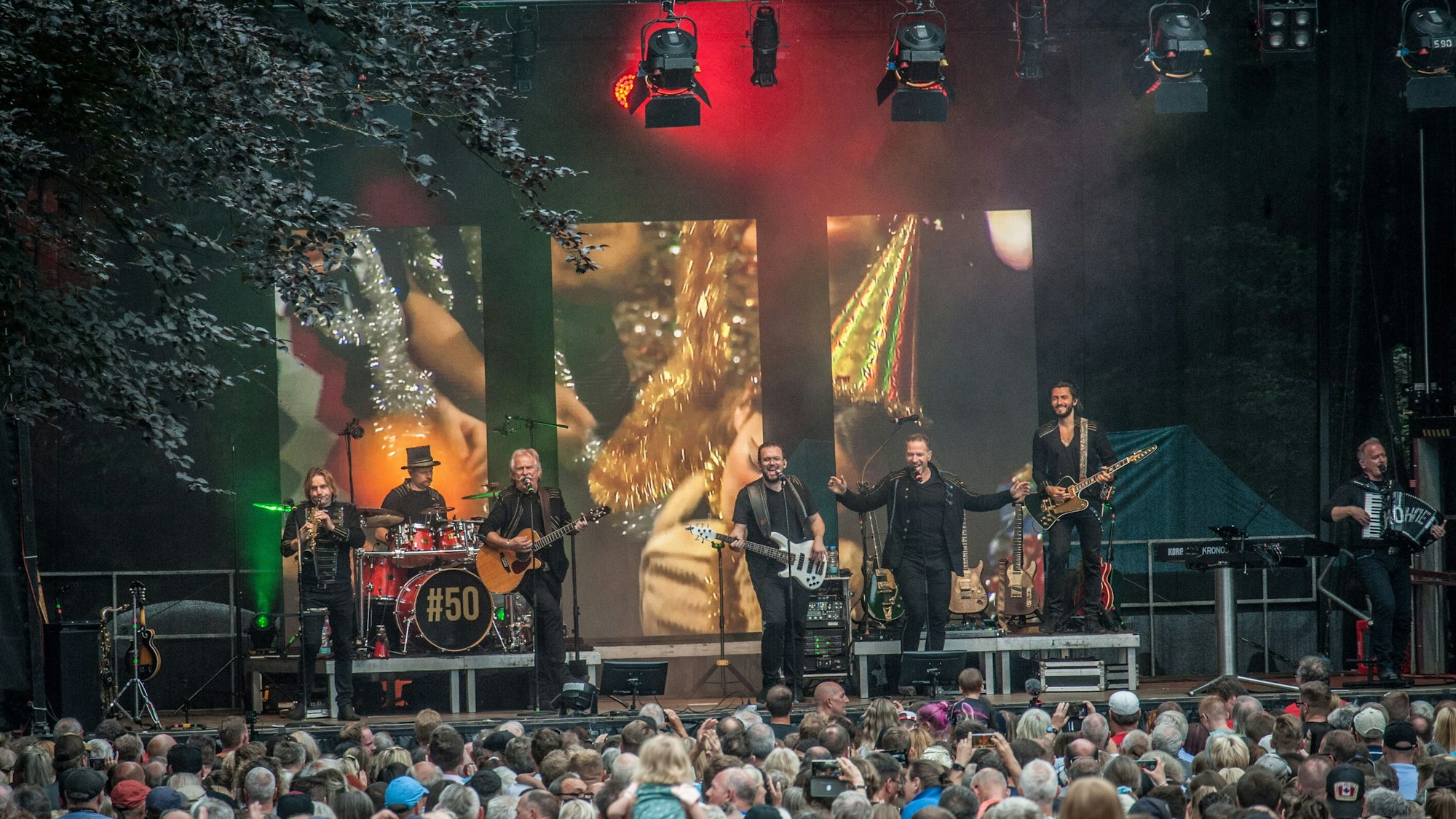 Man sieht die Bühne im Wuppermannpark auf dem Schlebuscher Schützen- und Volksfest. Auf dieser stehen die Höhner und machen Musik.