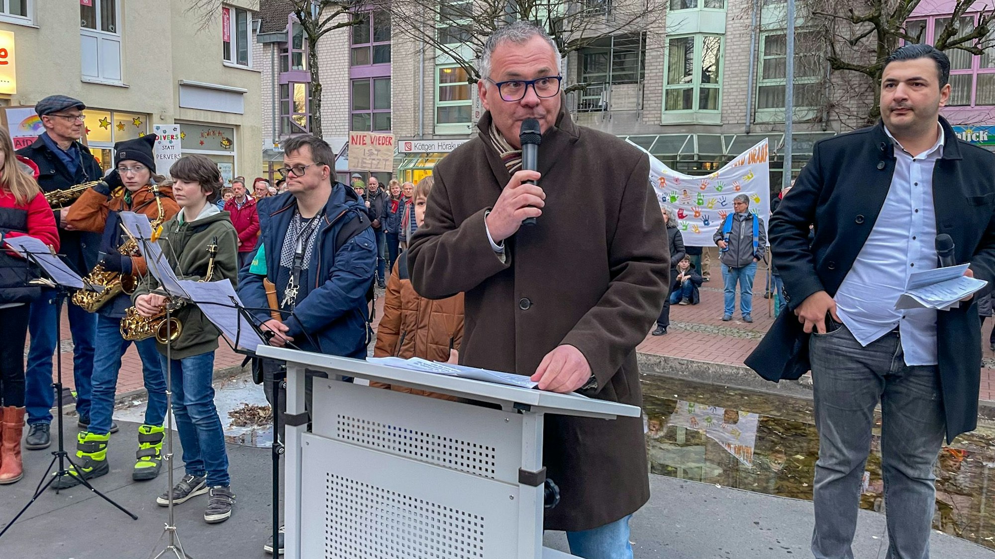 Bürgermeister Frank Steffes fordert, Brücken zu bauen, keine Mauern.