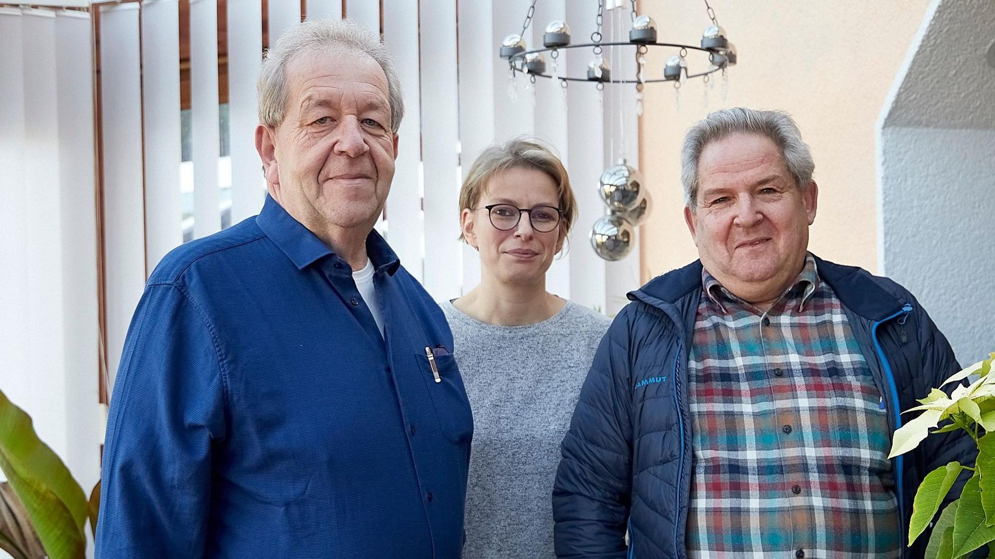Norbert Niebes, Bianca Distelrath und Günter Jäger stehen in einem Raum.