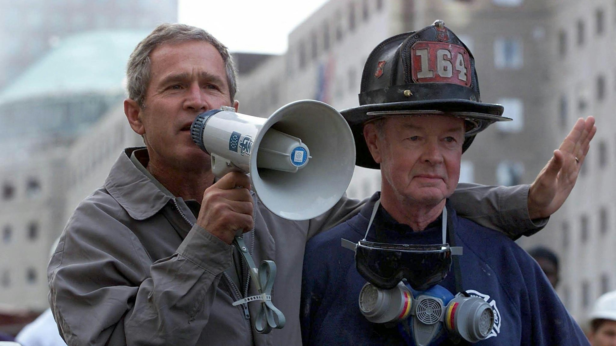 Feuerwehrmanns Robert Beckwith, der zum Ort der Anschläge vom 11. September 2001 eilte und berühmt wurde, weil er neben Präsident George W. Bush auf den Ruinen des World Trade Center stand.