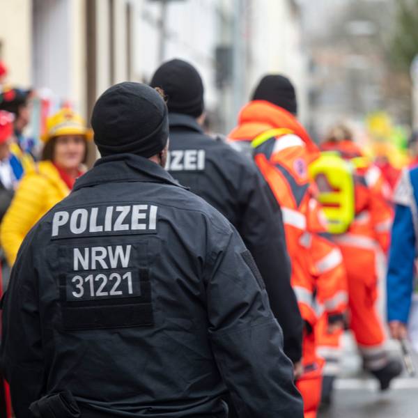 Die Polizei schützt die Schull- un Veedelszöch.