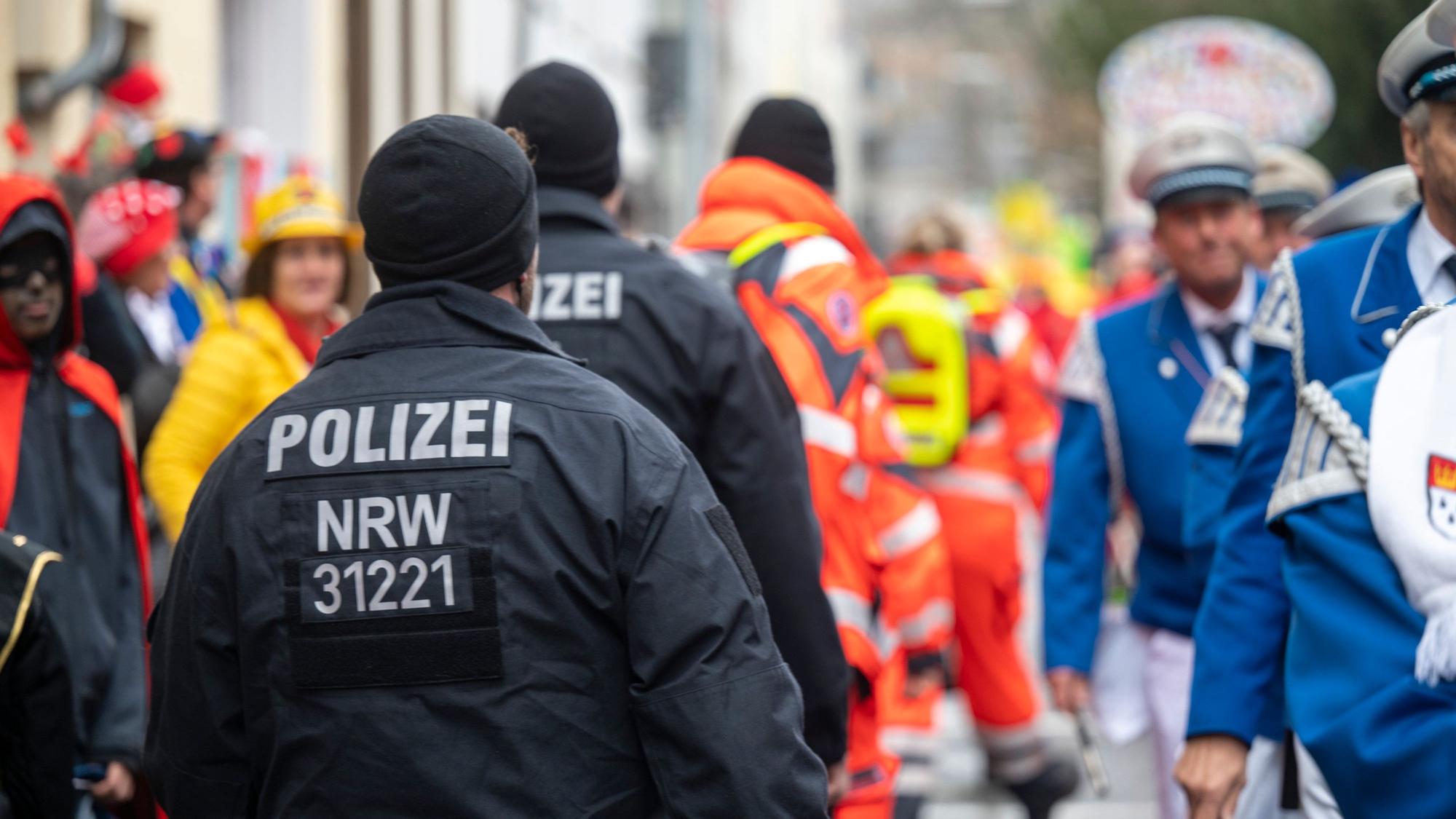 Die Polizei schützt die Schull- un Veedelszöch.