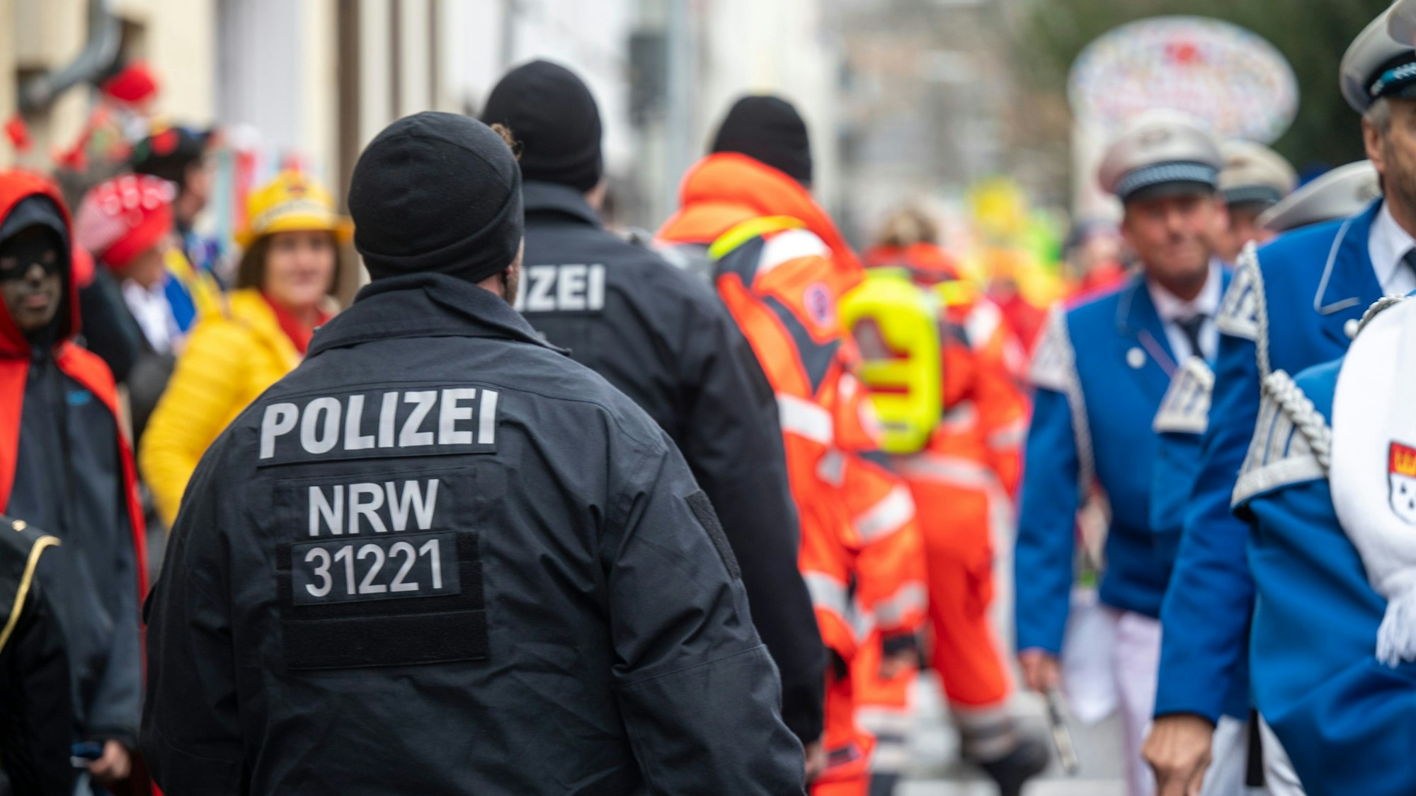 Die Polizei schützt die Schull- un Veedelszöch.