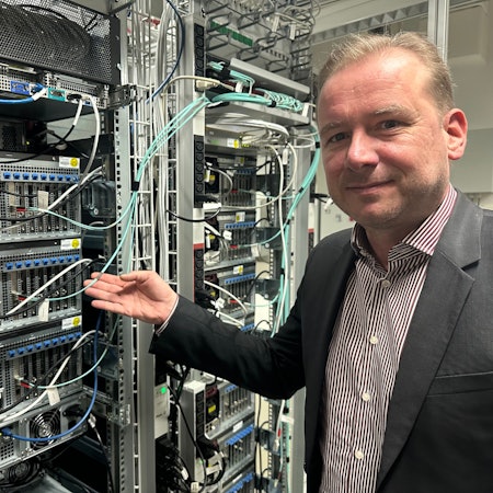 Professor Dr. Sascha Alda von der Hochschule Bonn-Rhein-Sieg in einem Rechnerraum.