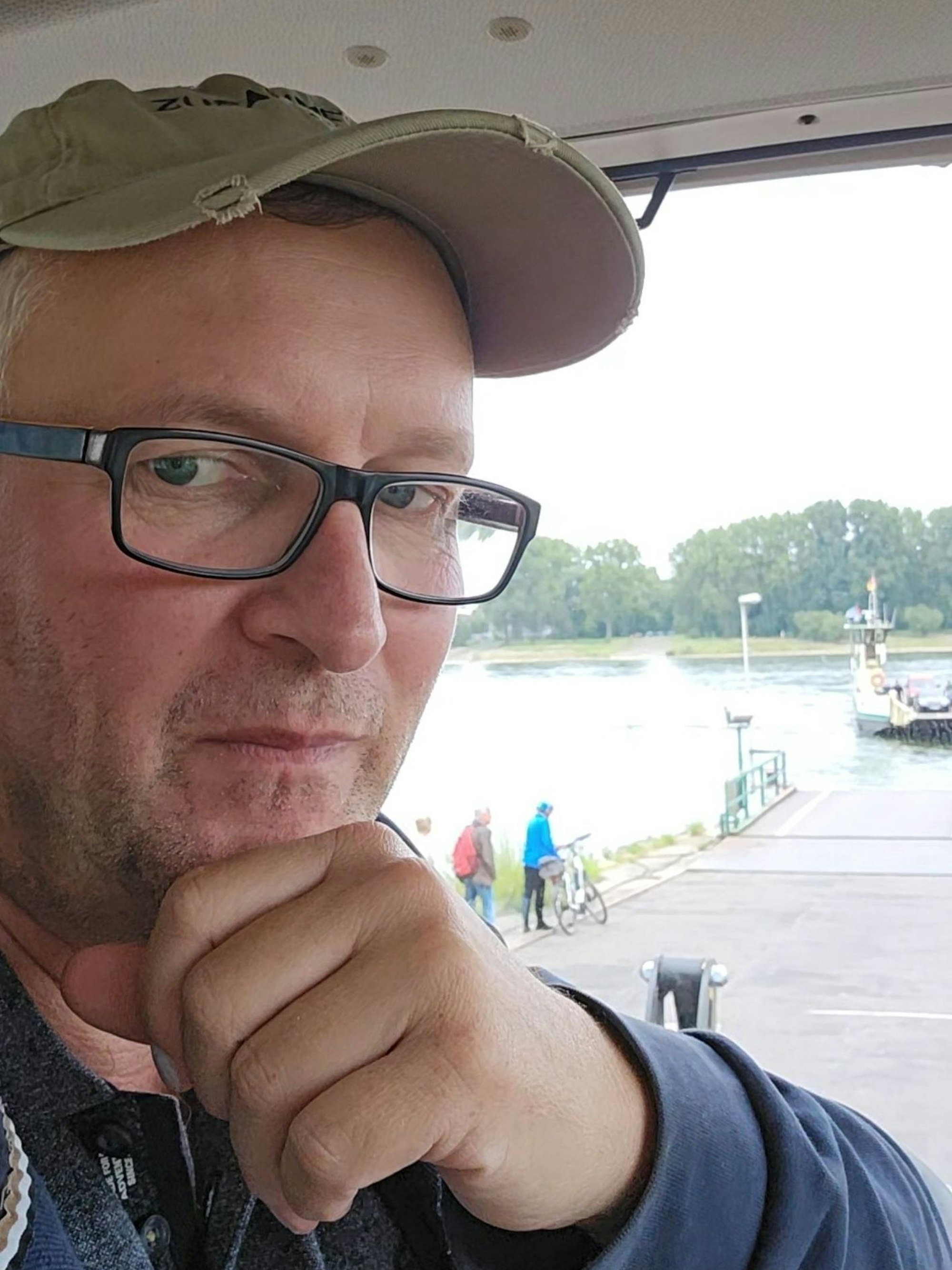 Landwirt Markus Wipperfürth aus Pulheim auf der Hitdorfer Fähre.