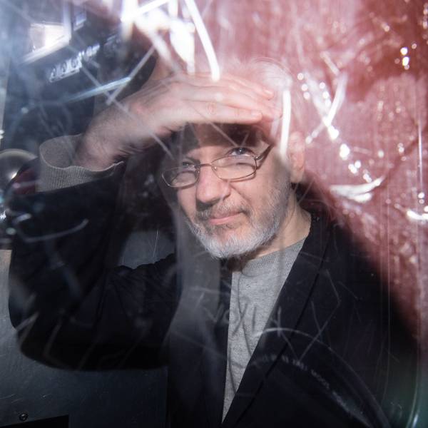 Wikileaks-Gründer Julian Assange verlässt den Westminster Magistrates Court, wo er zu einer Anhörung zum Auslieferungsgesuch der USA für den Wikileaks-Gründer erschien. (Archivbild)