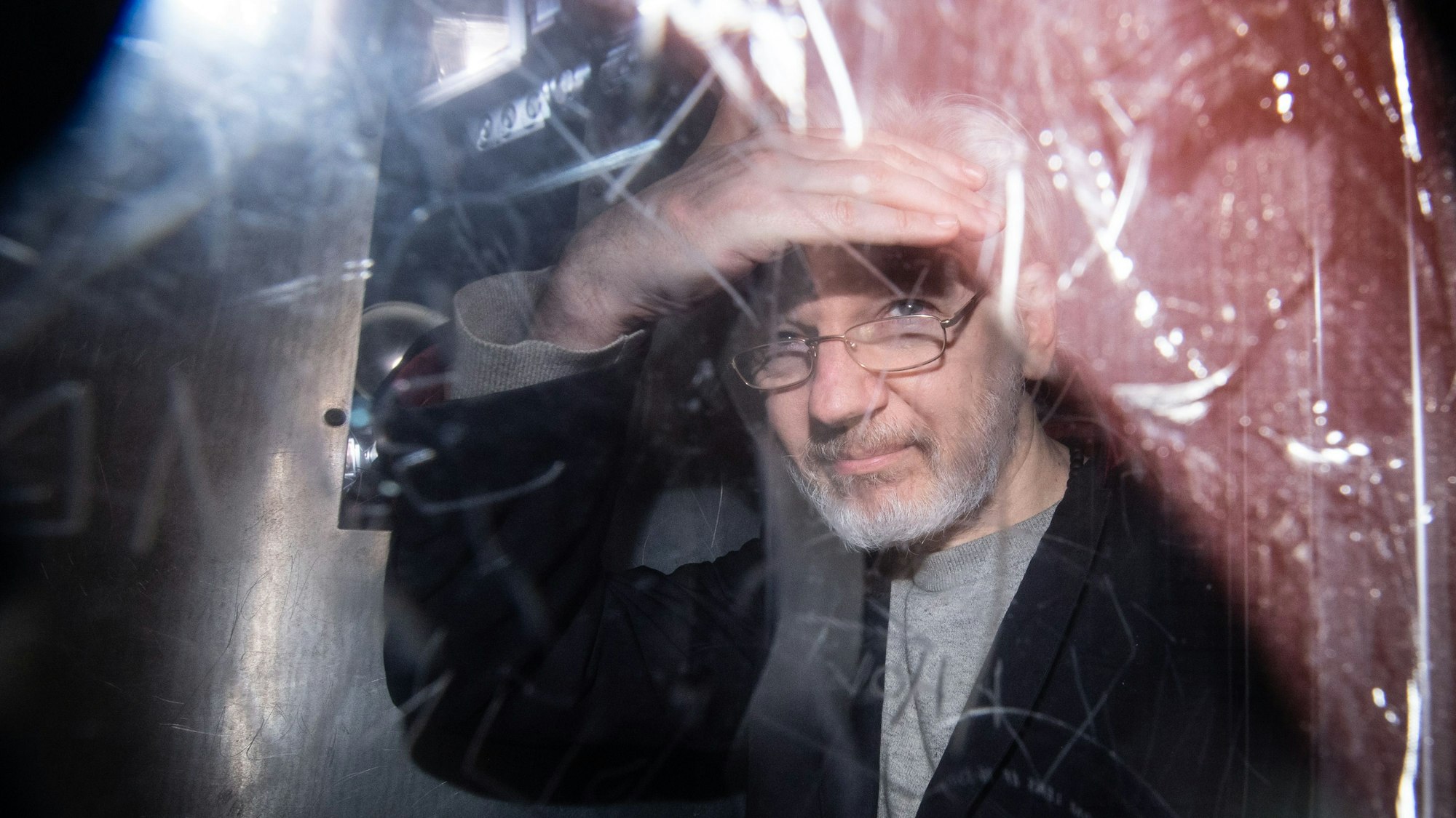 Wikileaks-Gründer Julian Assange verlässt den Westminster Magistrates Court, wo er zu einer Anhörung zum Auslieferungsgesuch der USA für den Wikileaks-Gründer erschien. (Archivbild)