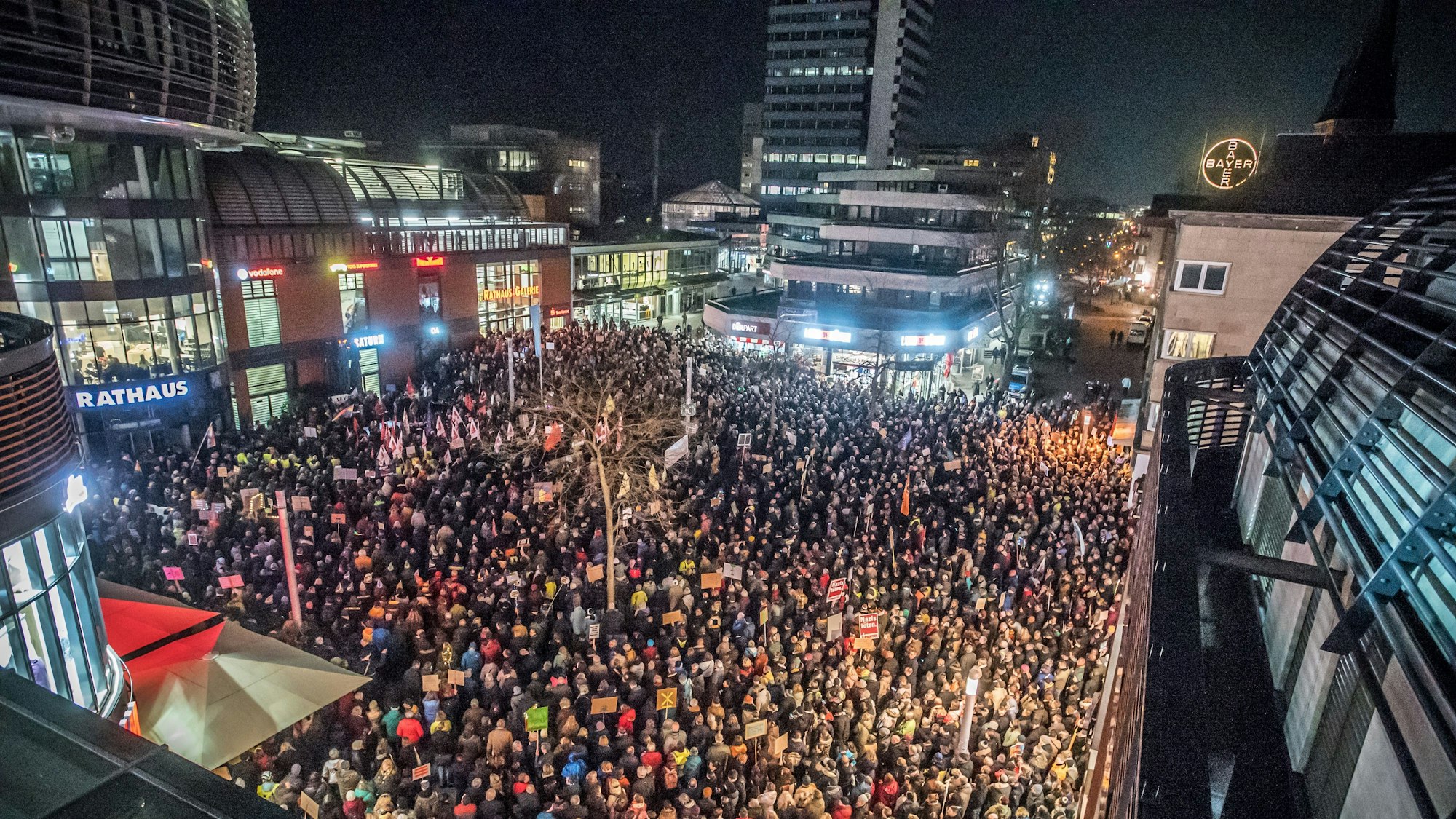 Rund 2500 Menschen waren zur Demo vor dem Rathaus in Wiesdorf gekommen.