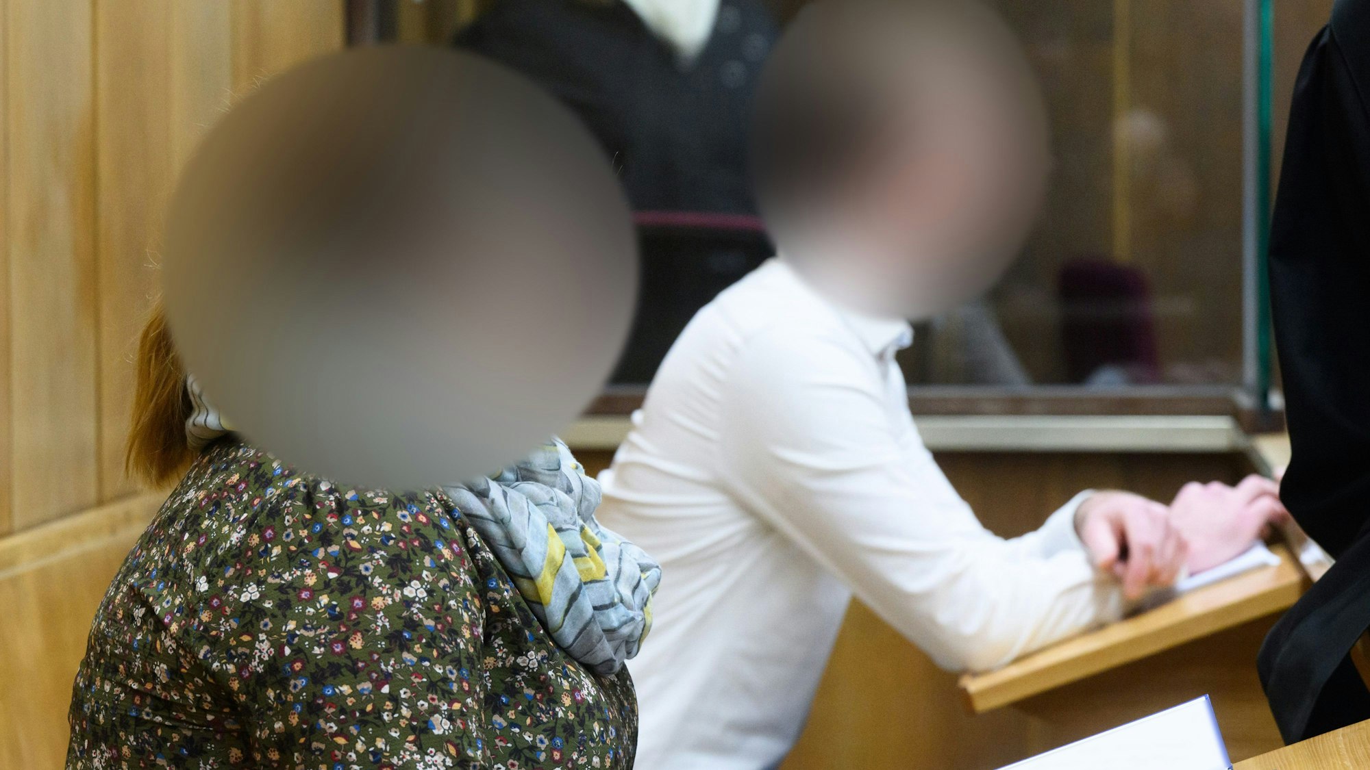 Die Angeklagten sitzen beim Prozessauftakt im Landgericht Hannover.