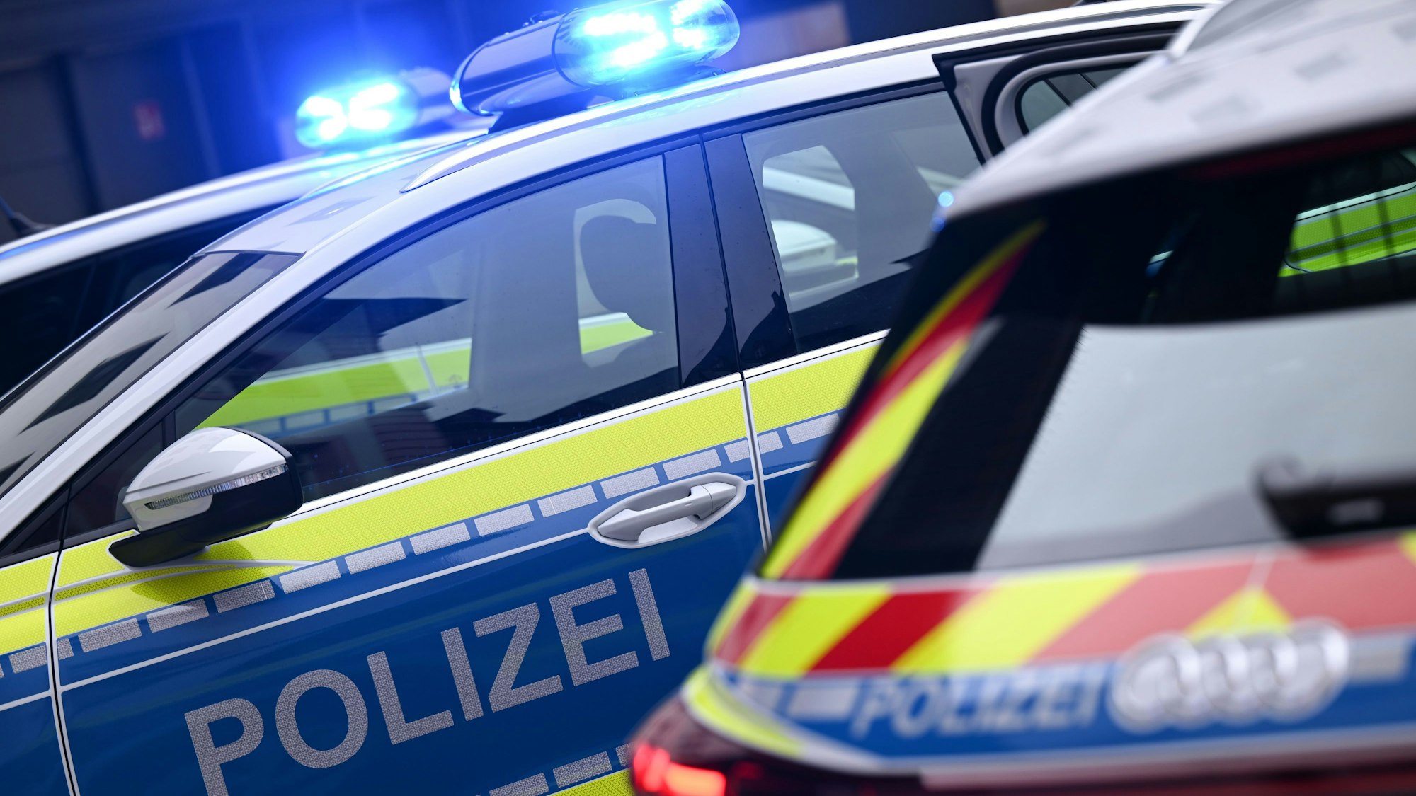 06.02.2024, Rheinland-Pfalz, Mainz: Drei Audi Q4 e-tron-Streifenwagen, die im Rahmen eines Pilotversuchs getestet werden, stehen am Rande der Vorstellung des neuen Polizeigesetzes im Hof des Innenministeriums. Mit dem neuen Gesetz soll auch die Ausstattung der Polizei modernisiert werden. Foto: Arne Dedert/dpa +++ dpa-Bildfunk +++