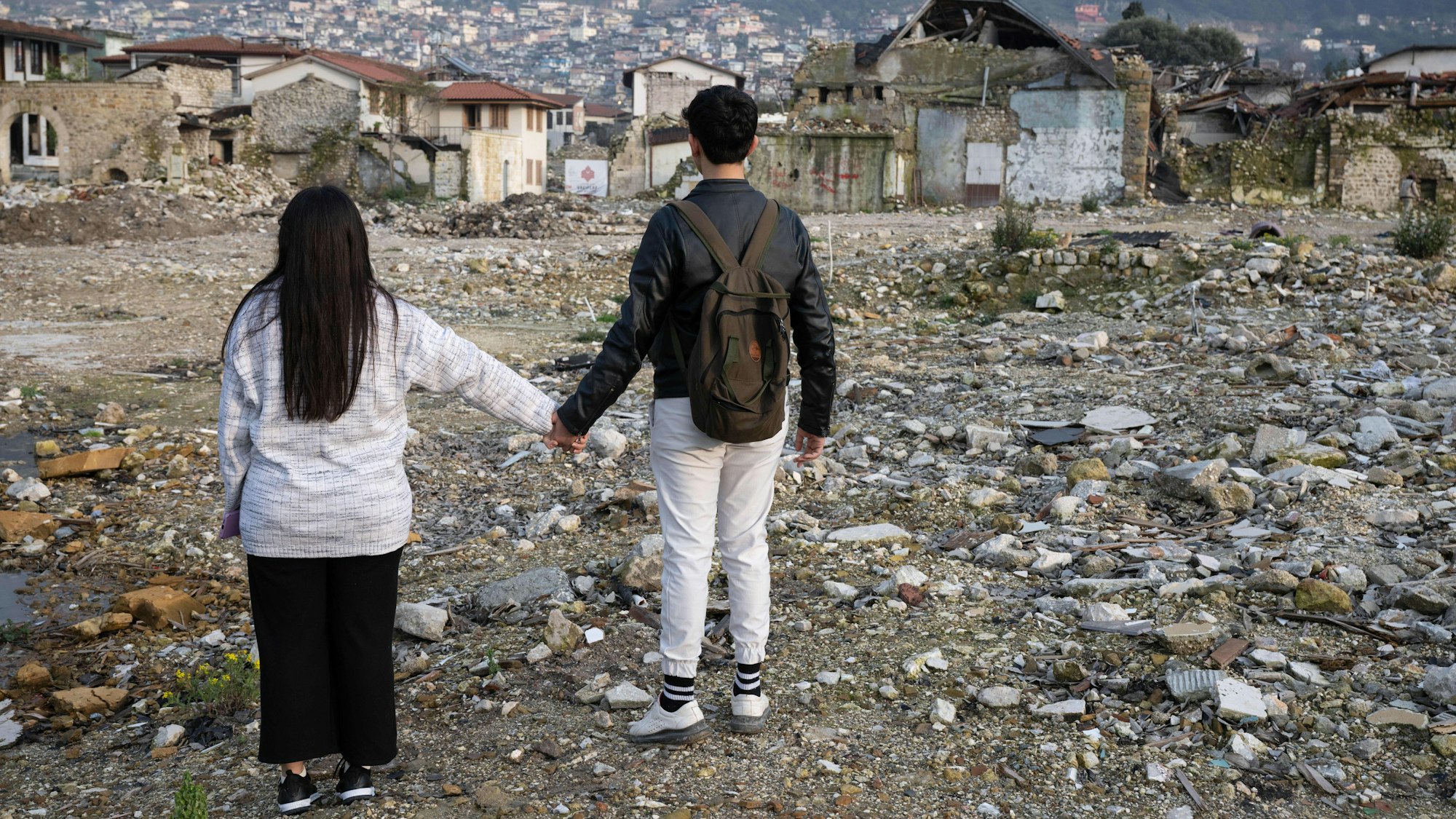 Antakya: Die Geschwister Arzu (l.) und Mehmet stehen am 5. Februar 2024 in den Trümmern der Altstadt von Antakya. Beide waren bei dem Beben vor einem Jahr verschüttet worden.