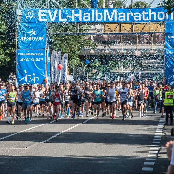 Langstreckenläufer beim Start des EVL-Halbmarathons
