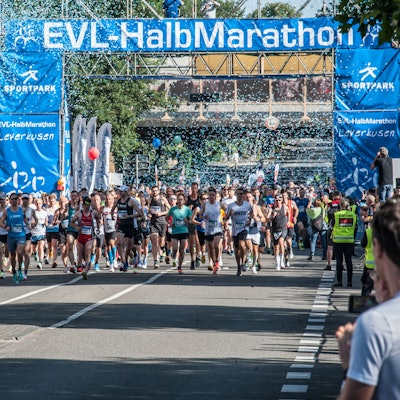 Langstreckenläufer beim Start des EVL-Halbmarathons
