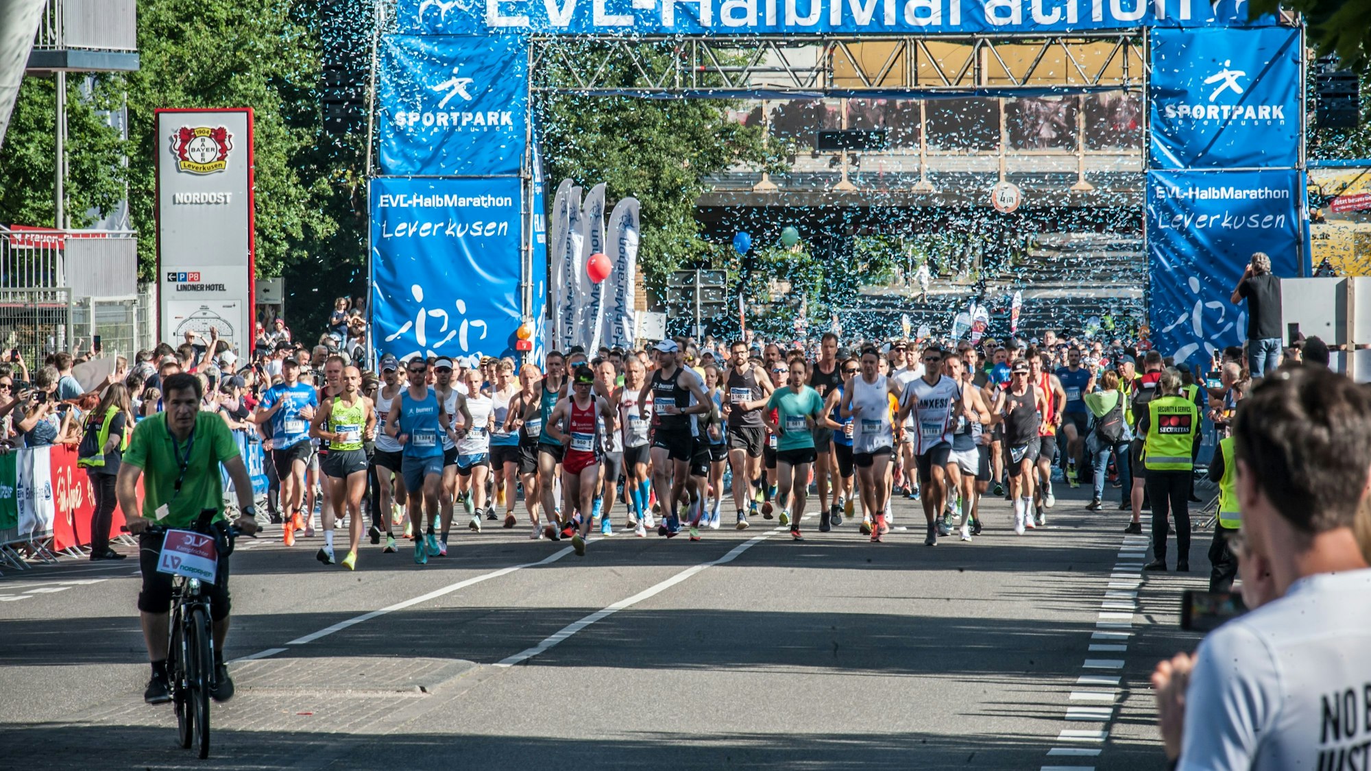 Man sieht den Startpunkt des EVL-Halbmarathons, an dem zahlreiche Läufer in den Marathon starten.